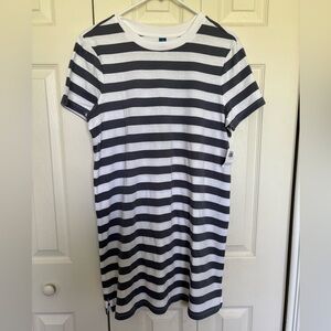 Old Navy dress, NWT. Size medium.